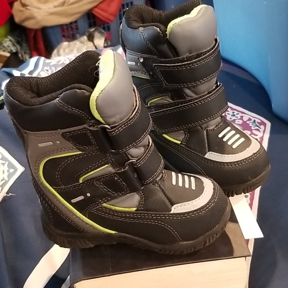 Boy snowboots size 7